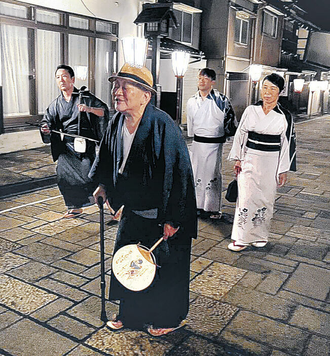 夜流しで情感たっぷりに唄う男性＝３日午前２時、諏訪町