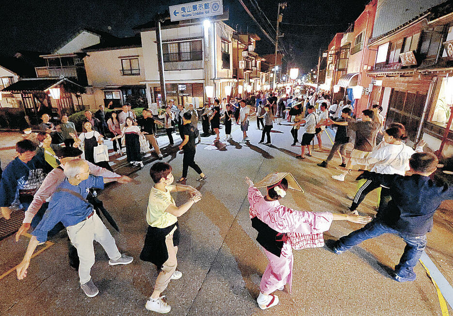 人気を集めた一般客向けの輪踊り体験　＝２日、上新町