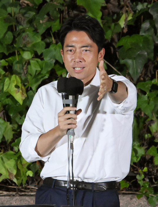 名古屋市で行われた自民党総裁選の演説会で、支持を呼びかける小泉元環境相＝14日午後