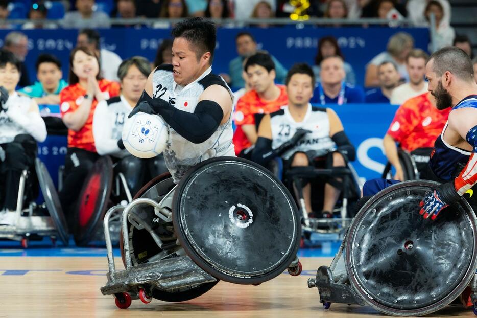 決勝戦、強いタックルを受けながらもボールをキープしてトライを決めた橋本（撮影：越智貴雄）