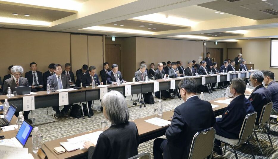 知床半島周辺の通信環境改善について議論する会合＝2024年4月、北海道斜里町（共同）