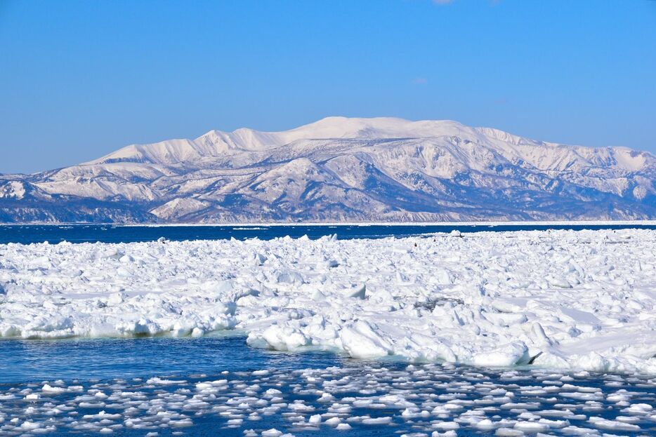 知床連山と流氷（PIXTA）