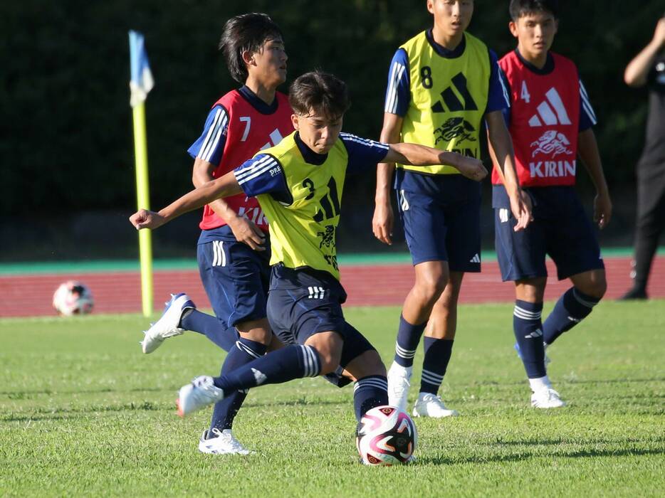 MF川合徳孟(磐田U-18)はU-17日本代表合宿初日、9対9で右足ミドルを決めた(Taro YOSHIDA)