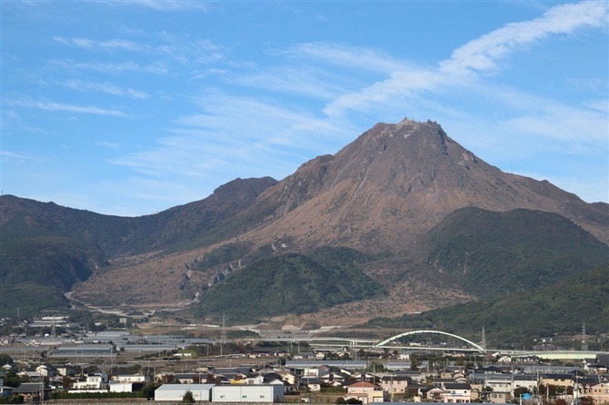 雲仙岳災害記念館から眺めた平成新山（島原半島ジオパーク協議会提供）