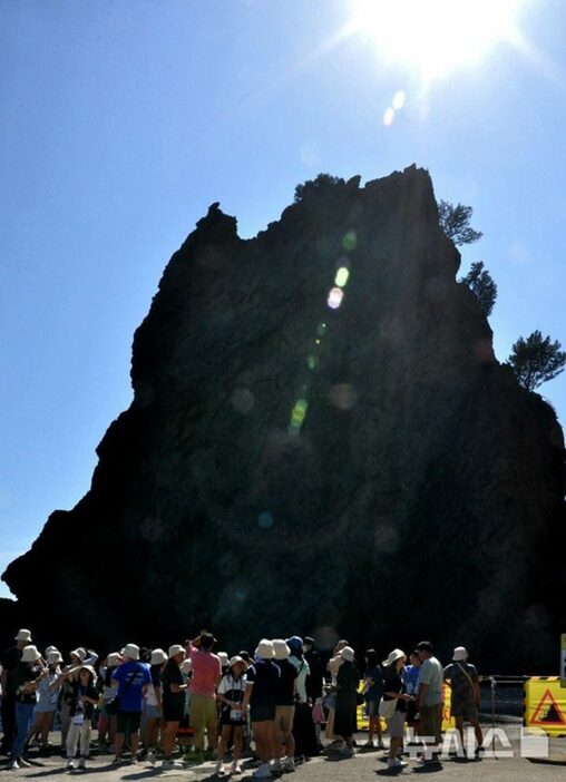 鬱陵島・通九味の亀岩を見学する参加者ら(c)NEWSIS