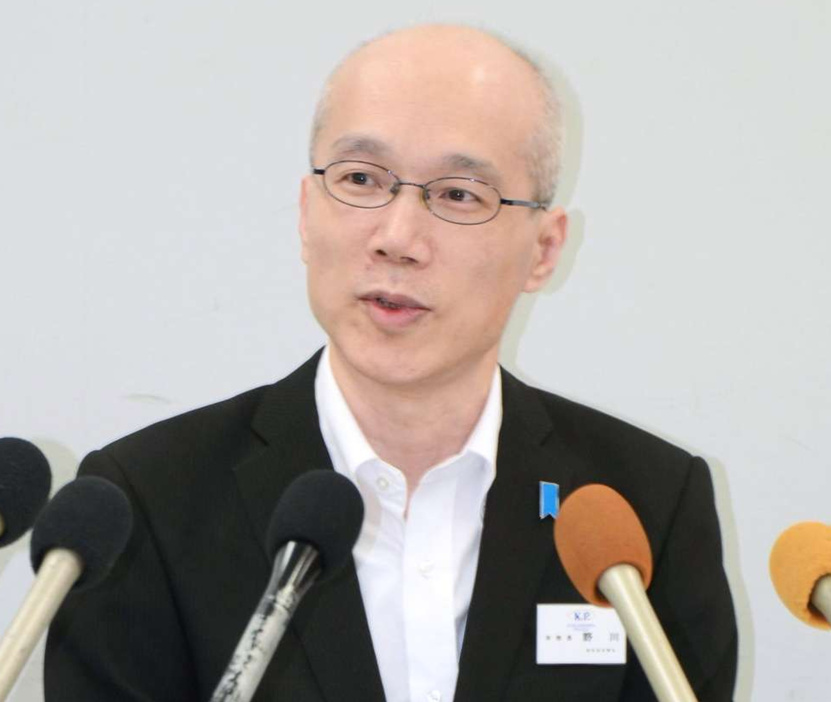 記者の質問に答える野川明輝本部長＝２日午後、鹿児島市の県警本部