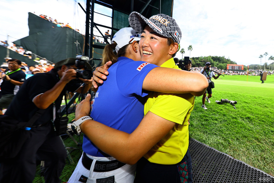 ツアー勝利数で並んだ妹・千怜と歓喜のハグ