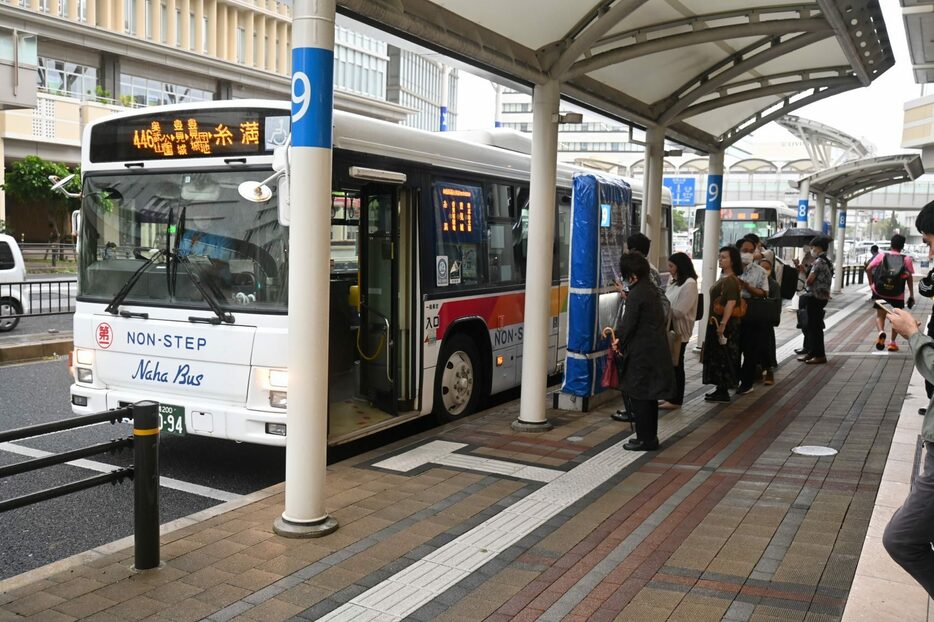 那覇バスターミナルの路線バス乗り場（資料写真）