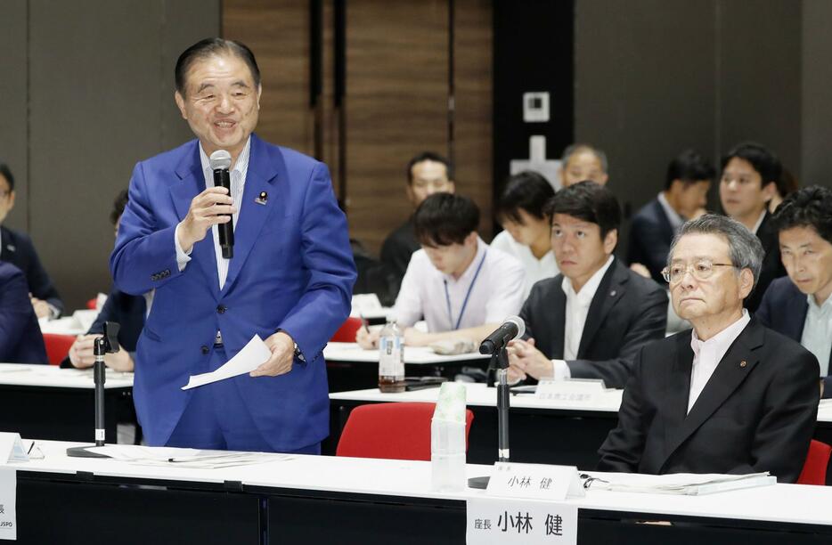 国民スポーツ大会の将来像を議論する有識者会議の第1回会合であいさつする日本スポーツ協会の遠藤利明会長。右は座長を務める日本商工会議所の小林健会頭＝4日午後、東京都内