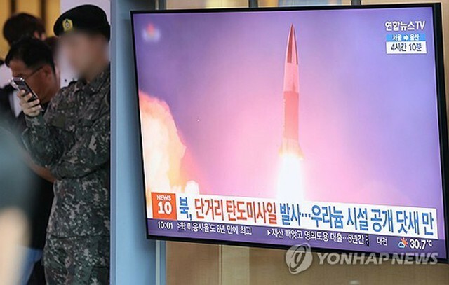 北朝鮮が短距離弾道ミサイルを発射した9月18日、ソウル駅のテレビに映し出された関連ニュース＝（聯合ニュース）