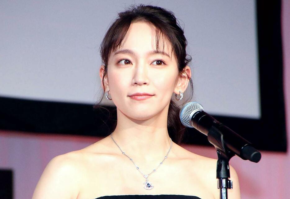 吉岡里帆さん＝2021年撮影