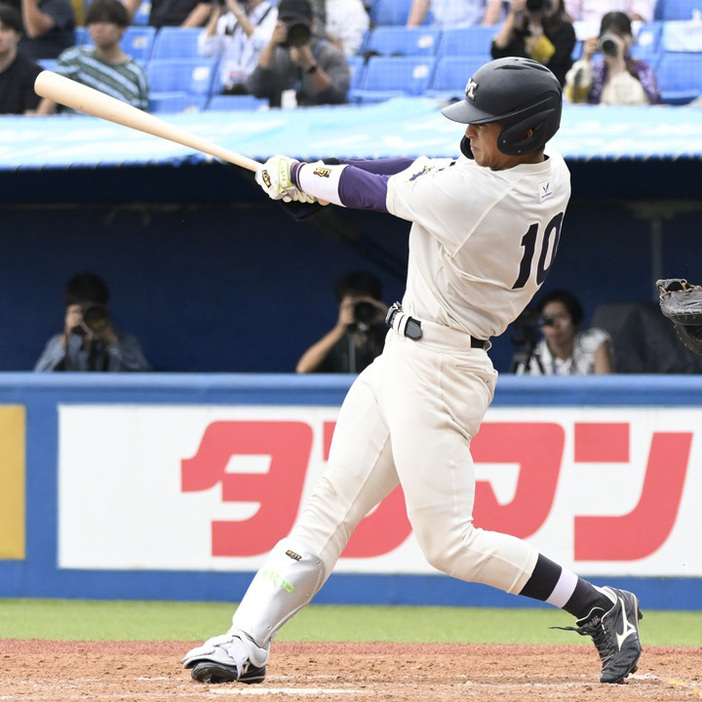 明大・宗山は5回裏に右越え3ラン。リーグ戦通算10本塁打とした[写真=矢野寿明]