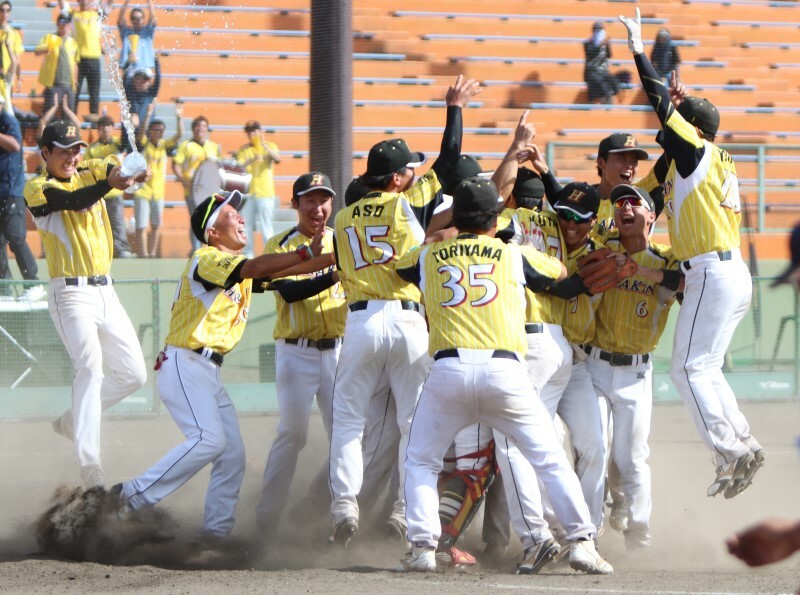 優勝を決め、喜びを爆発させる平林金属ナインら＝伊那ニッパツスタジアム