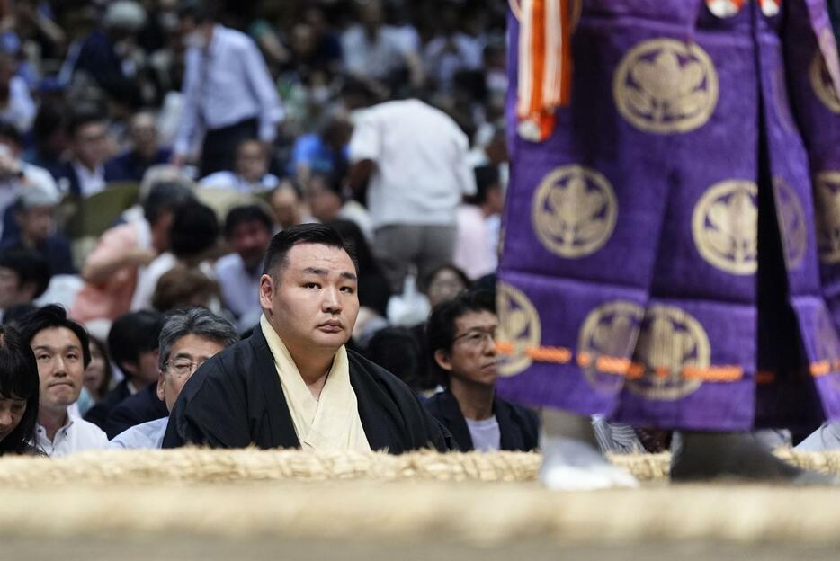 初めて勝負審判を務めた音羽山親方＝両国国技館