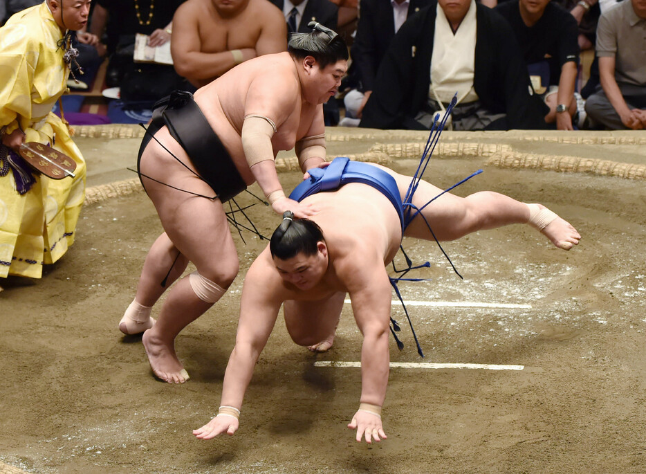 大相撲秋場所千秋楽。阿炎（左）は大の里を引き落としで破る＝２２日、東京・両国国技館