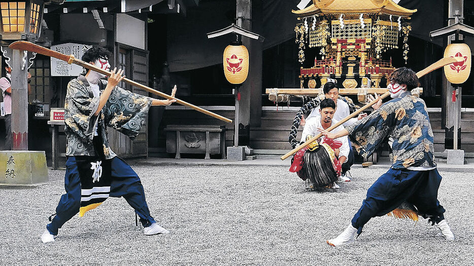 境内で勇壮な舞を披露する会員＝７日午前８時半、小松市の安宅住吉神社