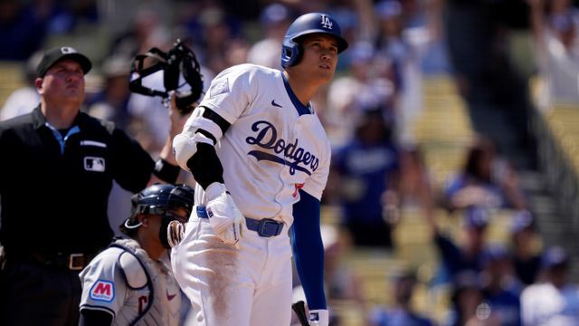 第46号の打球の行方を見守るドジャースの大谷翔平選手(写真：AP/アフロ)