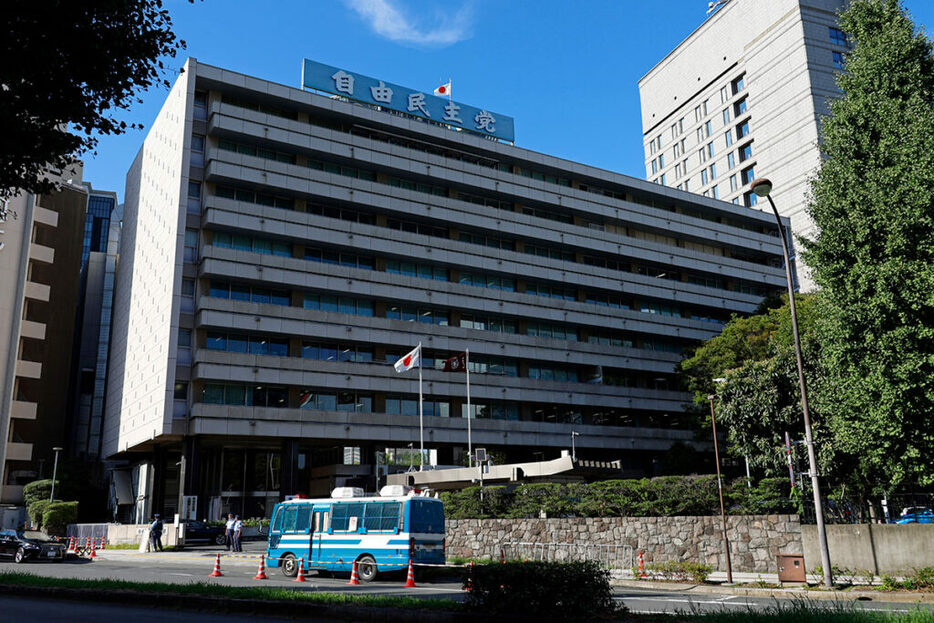 車が横転して停止した自民党本部前（写真・時事通信）