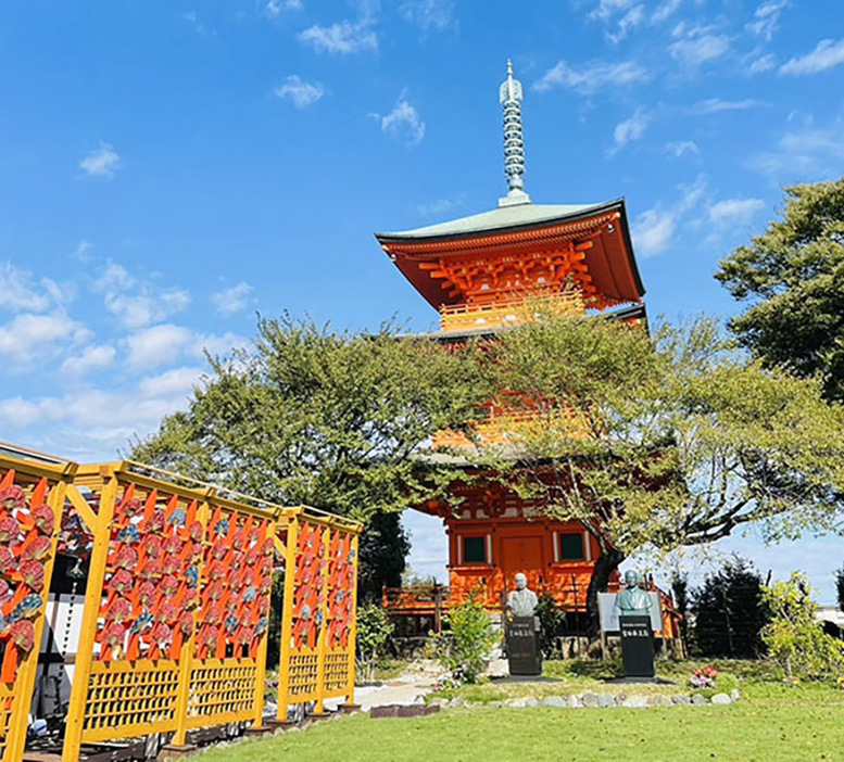 青葉園の三重塔と扇装飾