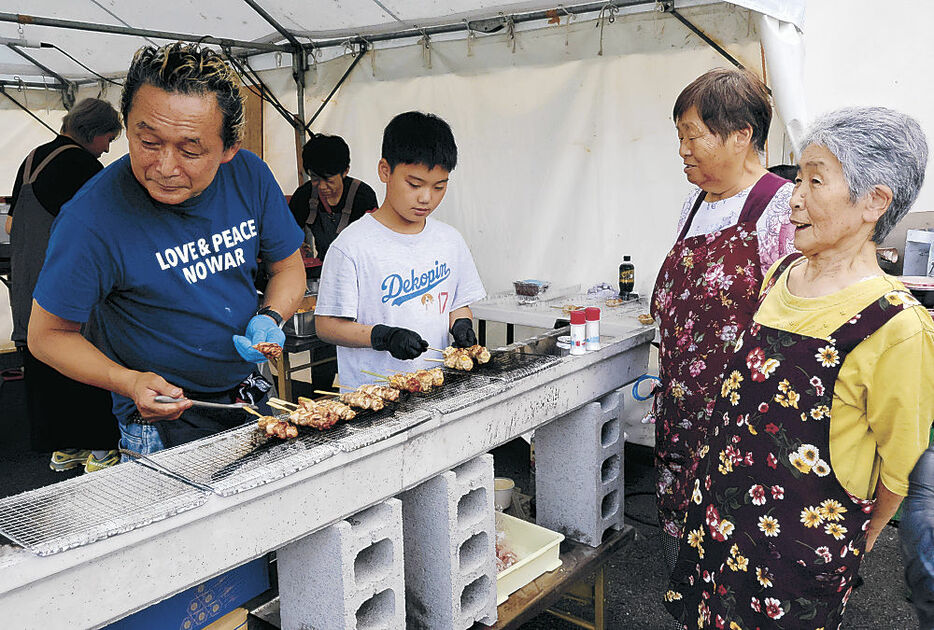 最後の炊き出しに並ぶ住民＝志賀町富来防災センター