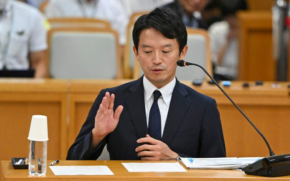 兵庫県議会調査特別委員会「百条委員会」で証人尋問に応じ、机をたたく様子を再現する斎藤知事〈2024年9月6日 16時18分 神戸市中央区・兵庫県議会 ※代表撮影〉