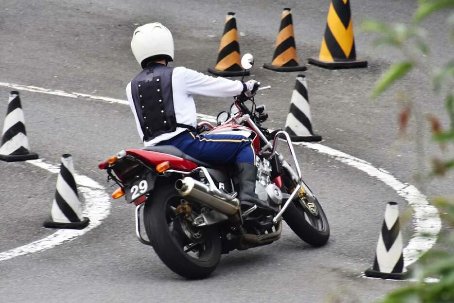 初めての運転免許を取得後、最初の更新前に、上位の免許などを取得すると、免許証の色はグリーンからブルーになる