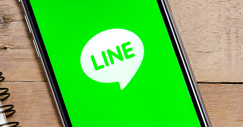 LINE（Mongta Studio / Shutterstock.com）