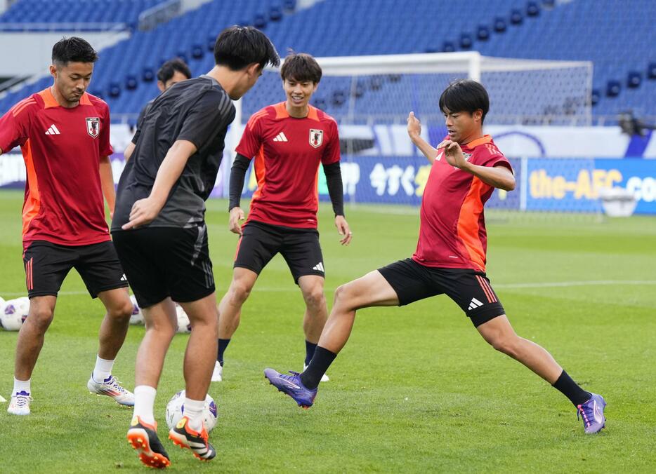 サッカーW杯アジア最終予選初戦の中国戦に向け、最終調整する三笘（右端）ら＝埼玉スタジアム