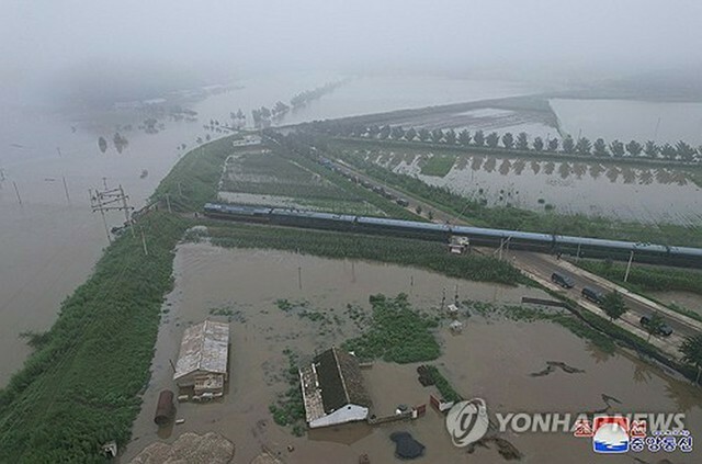 洪水により水没した新義州市の住宅＝（朝鮮中央通信＝聯合ニュース）≪転載・転用禁止≫