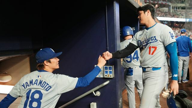 試合中に山本由伸投手と大谷翔平選手がグータッチをかわす(写真：日刊スポーツ/アフロ)