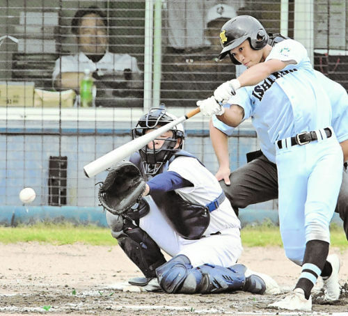 【学法石川―ふたば未来】７回表、学法石川２死三塁、小宅が二塁を強襲する内野安打を放つ。捕手氏家