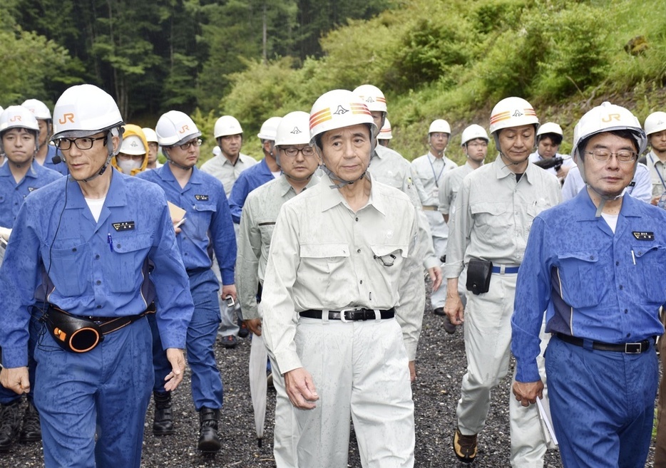 7月、リニア中央新幹線静岡工区の工事予定場所を訪れた静岡県の鈴木康友知事（前列中央）＝静岡市