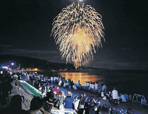 夜空を彩った花火=志賀町富来領家町の世界一長いベンチ