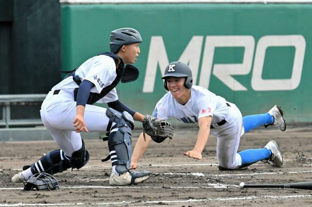 金沢―小松工　一回表金沢1死一、二塁、西尾の適時打で二塁走者堀が生還。捕手北本=2024年9月29日午後1時5分、石川県立野球場、砂山風磨撮影