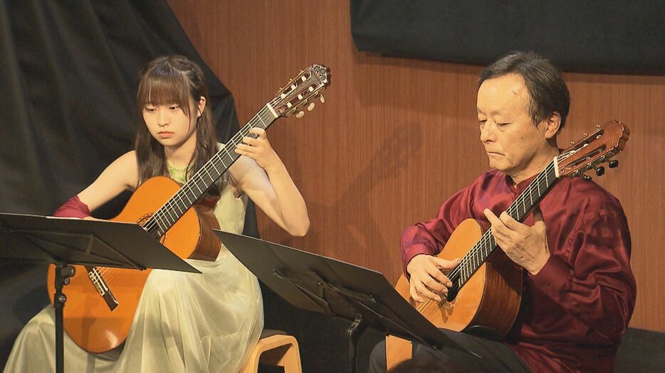 孫の青木雪音さんと祖父の越敬一さんのデュオ