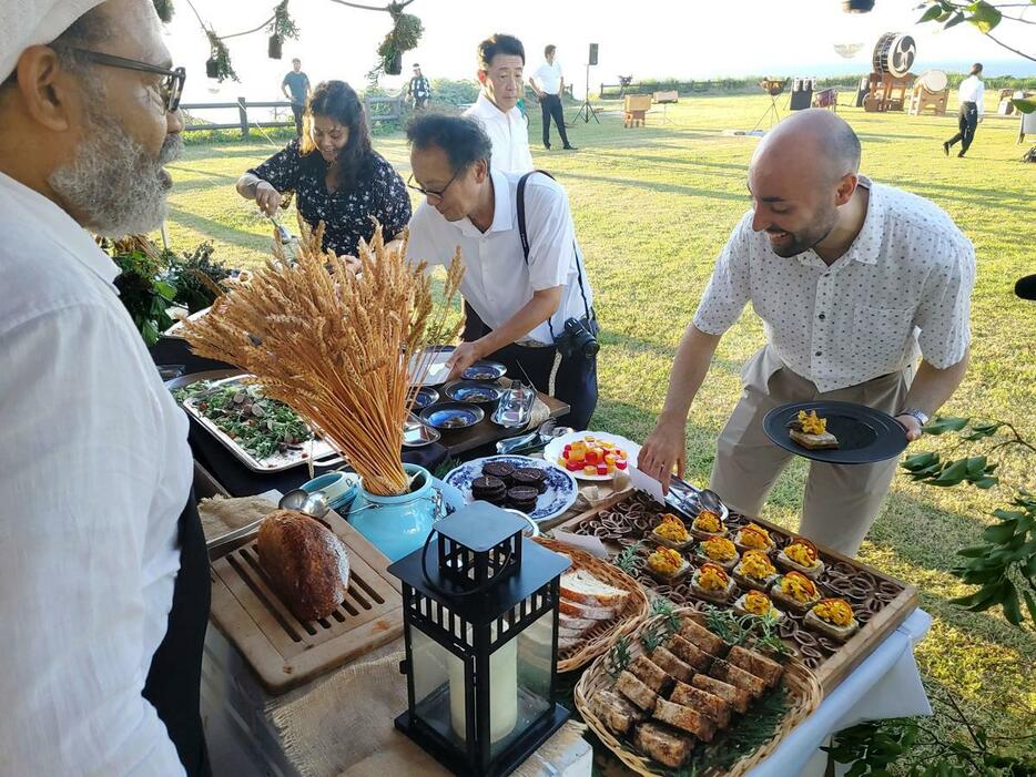 モニターツアーでは地元食材を使った多彩な料理が提供された=佐渡市相川鹿伏