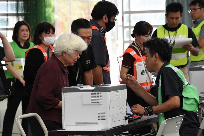 「実地確認」の様子＝25日、石垣市中央運動公園屋内練習場