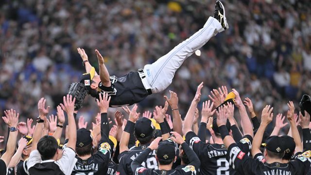 就任1年目で優勝を果たし、胴上げされるソフトバンク・小久保裕紀監督(写真:時事)