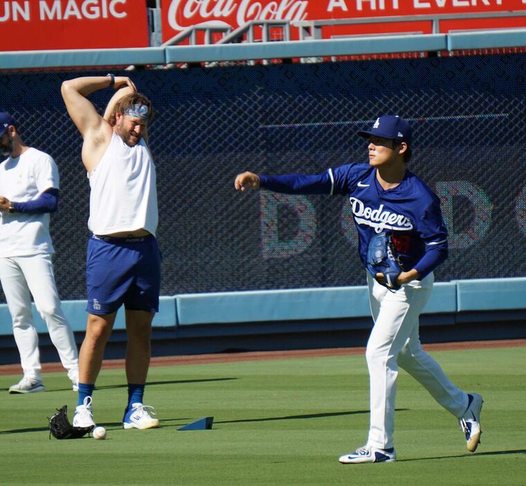 カーショー（左）の見つめる前でキャッチボールをするドジャース・山本由伸投手（カメラ・安藤　宏太）