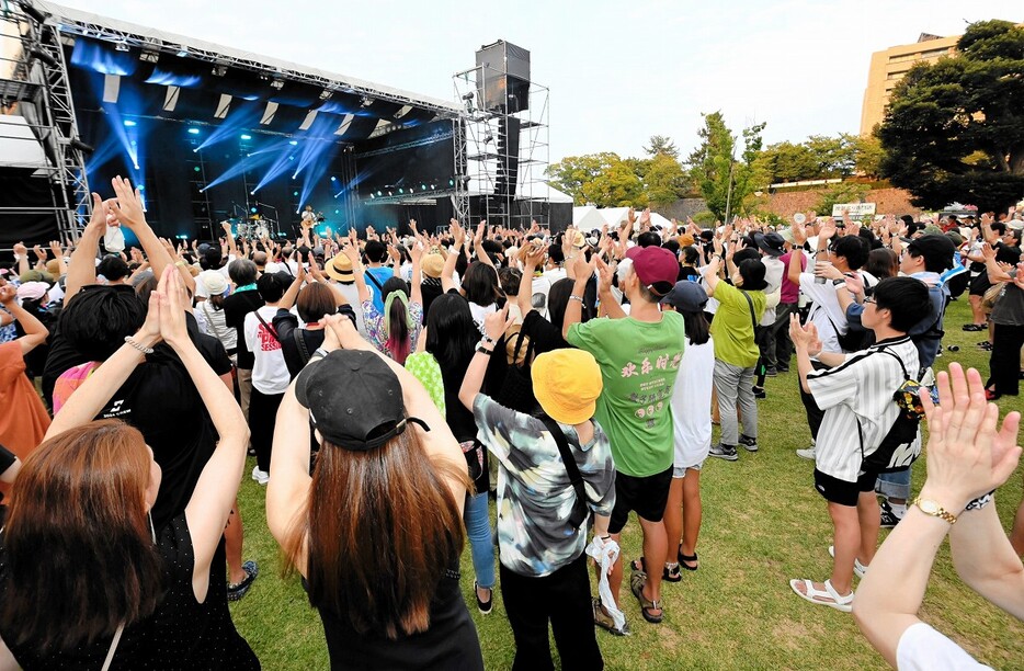 ワンパークフェスティバルで盛り上がる来場者＝9月7日、福井県の福井市中央公園