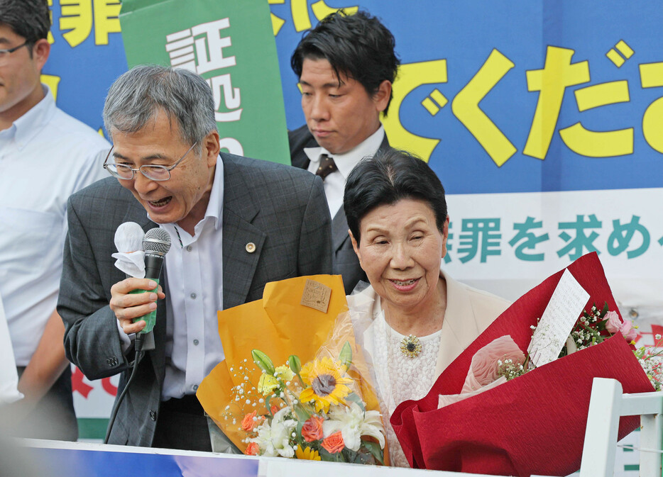 再審で袴田巌さんの無罪が言い渡され、笑顔の姉ひで子さん（右）＝２６日午後、静岡市葵区