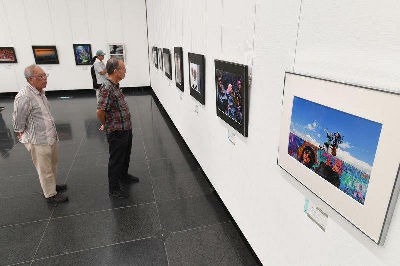 色彩や構図を工夫した秀作が並ぶ写真部門＝県立美術館