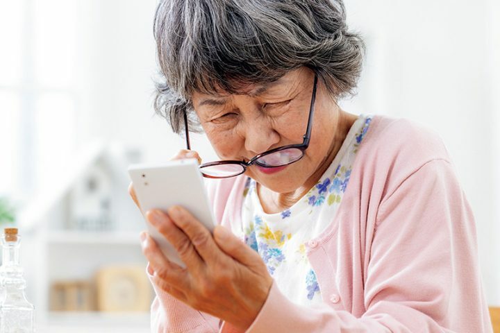 スマホによる目への悪影響とは？（写真／PIXTA）