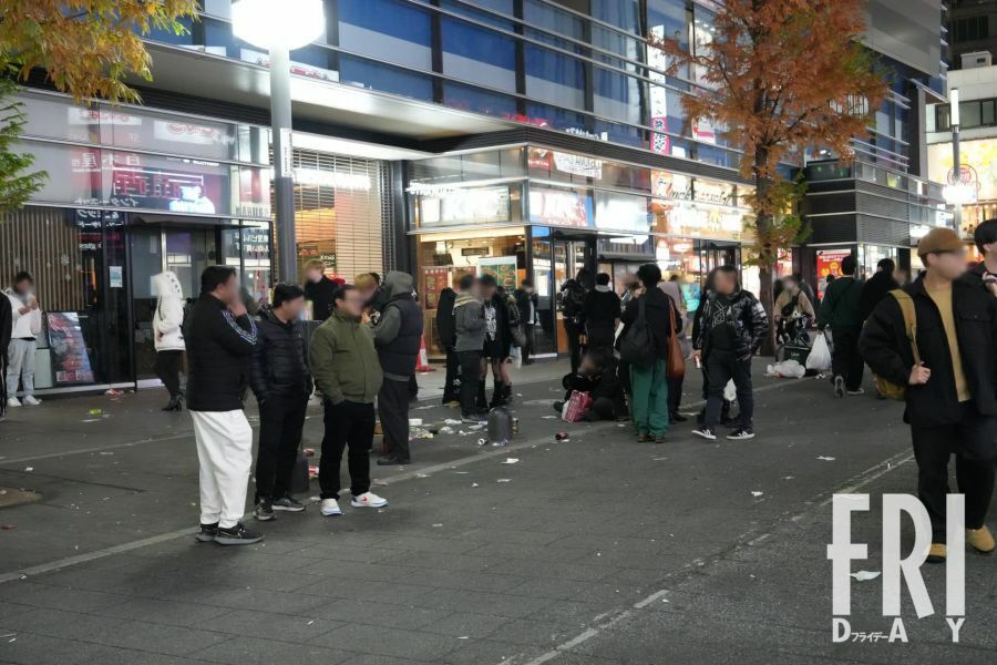 トー横キッズは最近は広場前ではなく、道路の真ん中にたむろするようになっている