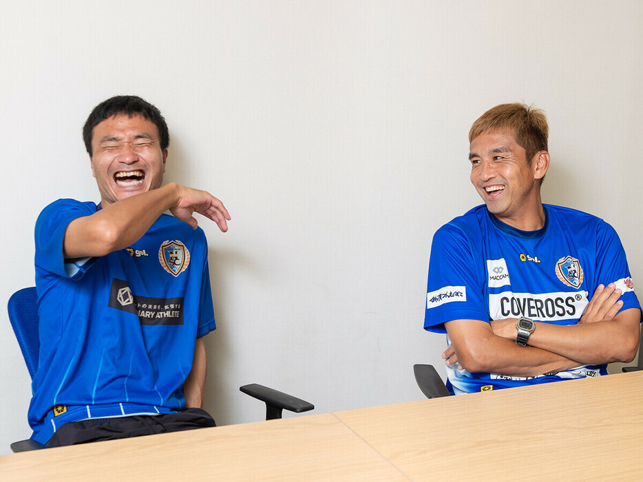 今野泰幸（左）が始めたオンラインサロンの話題に触れた稲本潤一（右）　photo by Sano Miki