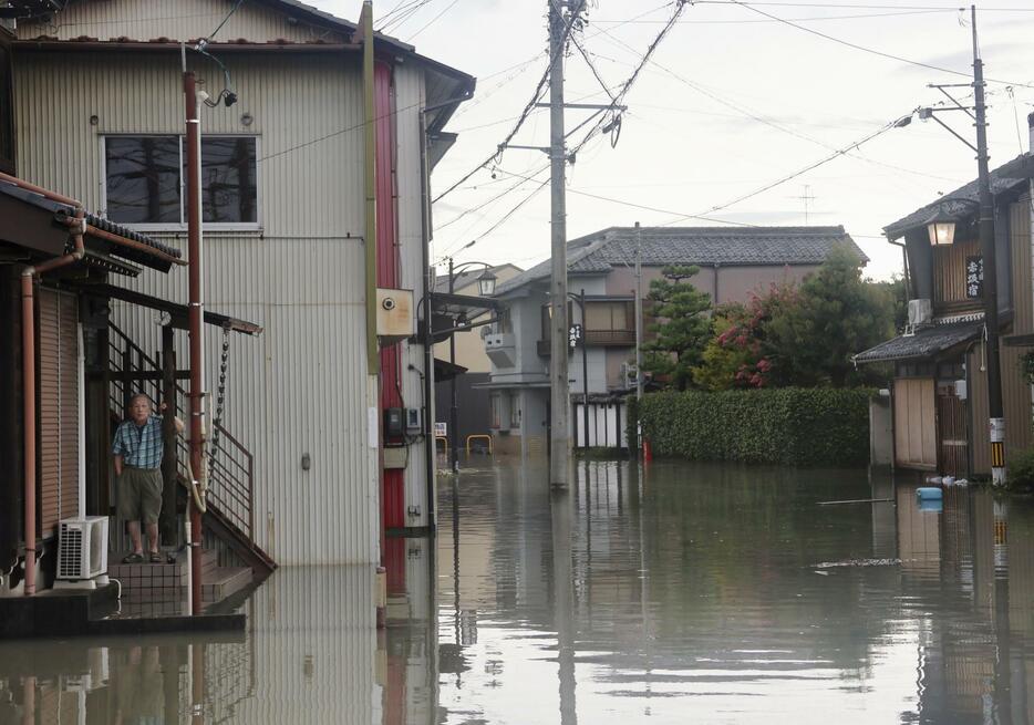 大雨による杭瀬川の氾濫で冠水した岐阜県大垣市内＝31日午後2時30分