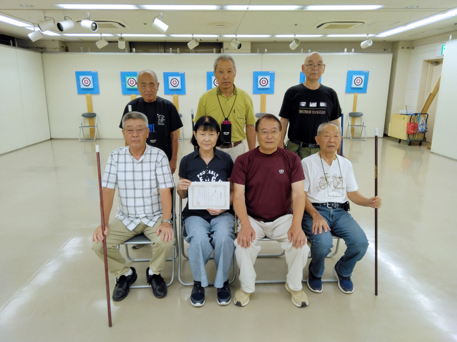 賞状を持つ古田さんと同じ支部のメンバー＝館山