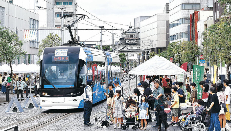 トランジットモールを満喫する来場者＝富山市の大手モール