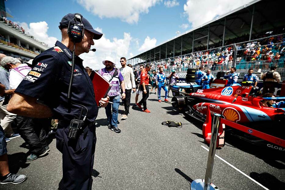 2024年F1第6戦マイアミGPスプリント　グリッドでフェラーリのマシンを観察するエイドリアン・ニューウェイ（レッドブル チーフテクニカルオフィサー）