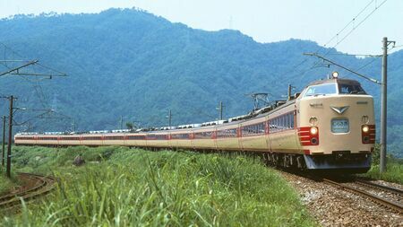 特急「しらさぎ」のフル編成 北陸本線敦賀―新疋田 1975年（撮影：南正時）